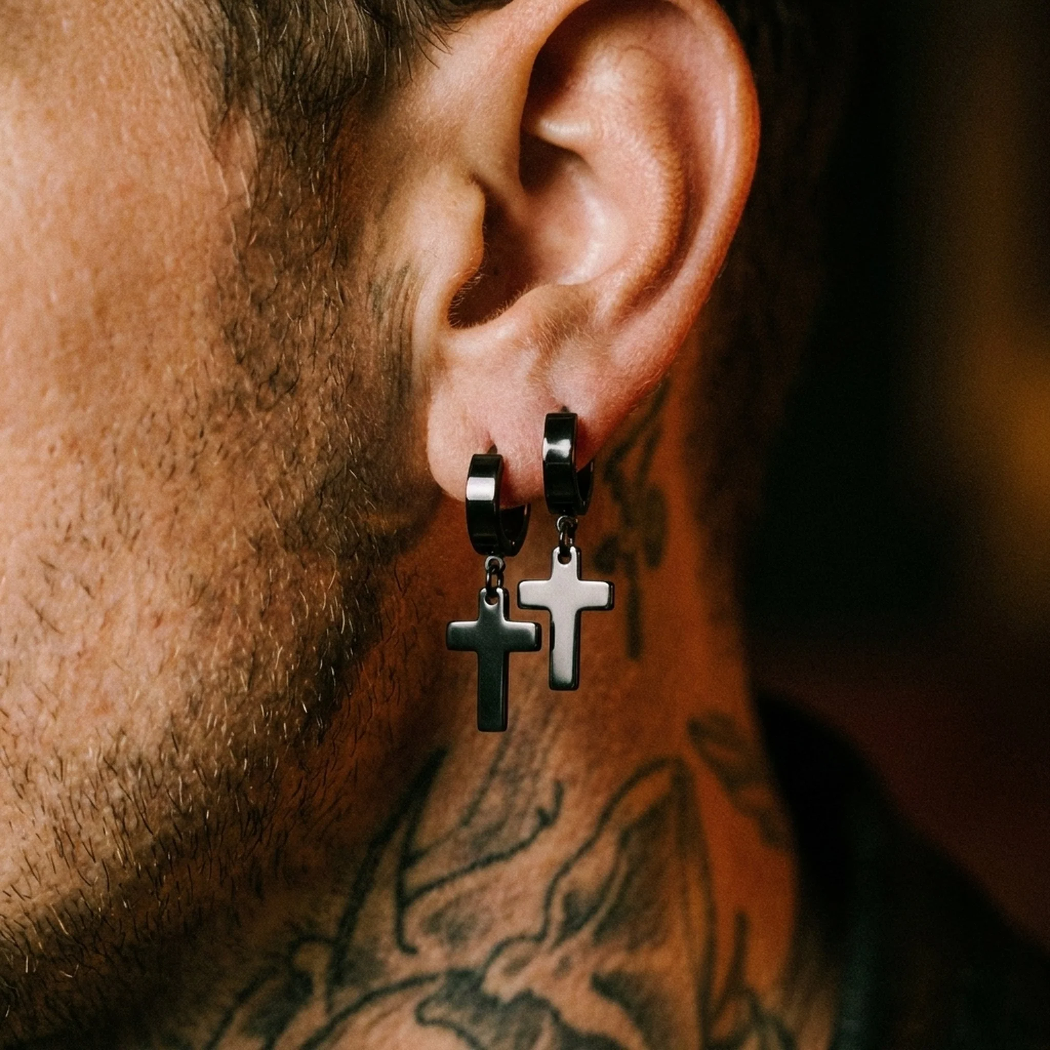 CROSS HANGER EARRINGS. - BLACK - Image 4