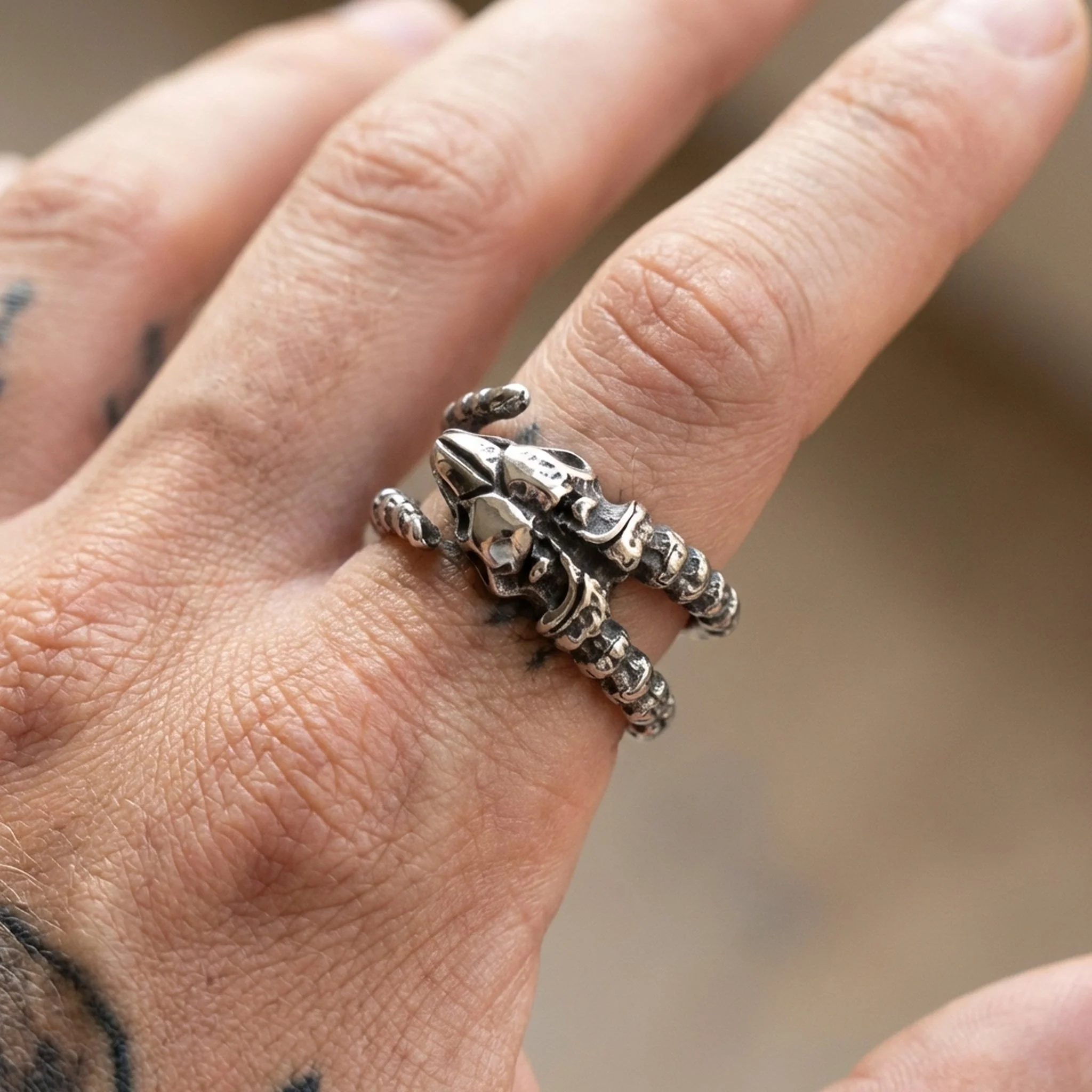 HORNED. - Image 4